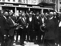 Dr. Ljudevit Schwarz (s lentom) na Trgu bana Jelačića prigodom svečanog puštanja u promet električnog tramvaja 1910. godine  Odvjetnik dr. Ljudevit Schwarz bio je prvi Židov zastupnik u Hrvatskom saboru. Kao osnivač i dugogodišnji predsjednik dioničkog društva Zagrebački tramvaj gradi belgijskim kapitalom (dionice belgijskog Društva iz Antwerpena) konjski i električni tramvaj u Zagrebu. Radovi su povjereni židovskoj građevinskoj tvrtki Gfrörer i Muskovics iz Budimpešte. Zagreb se dr. Ljudevitu Schwarzu odužio imenom ulice u gradskoj četvrti Maksimir.